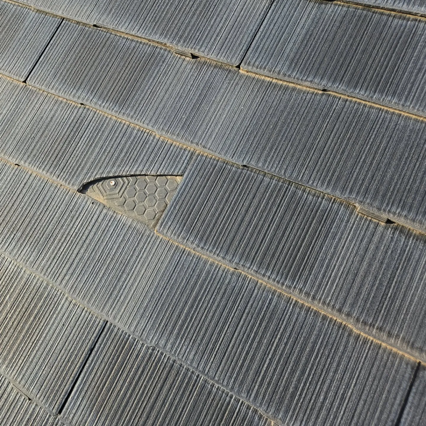 今日は入間市牛沢町から!お客様からスレート屋根の一部が欠けて...