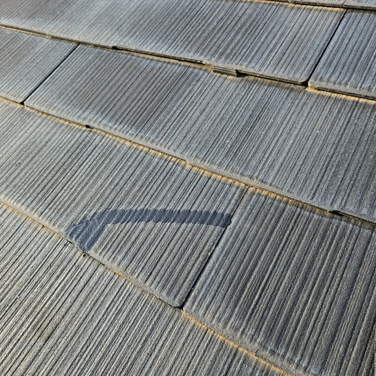 今日は入間市牛沢町から!お客様からスレート屋根の一部が欠けて...