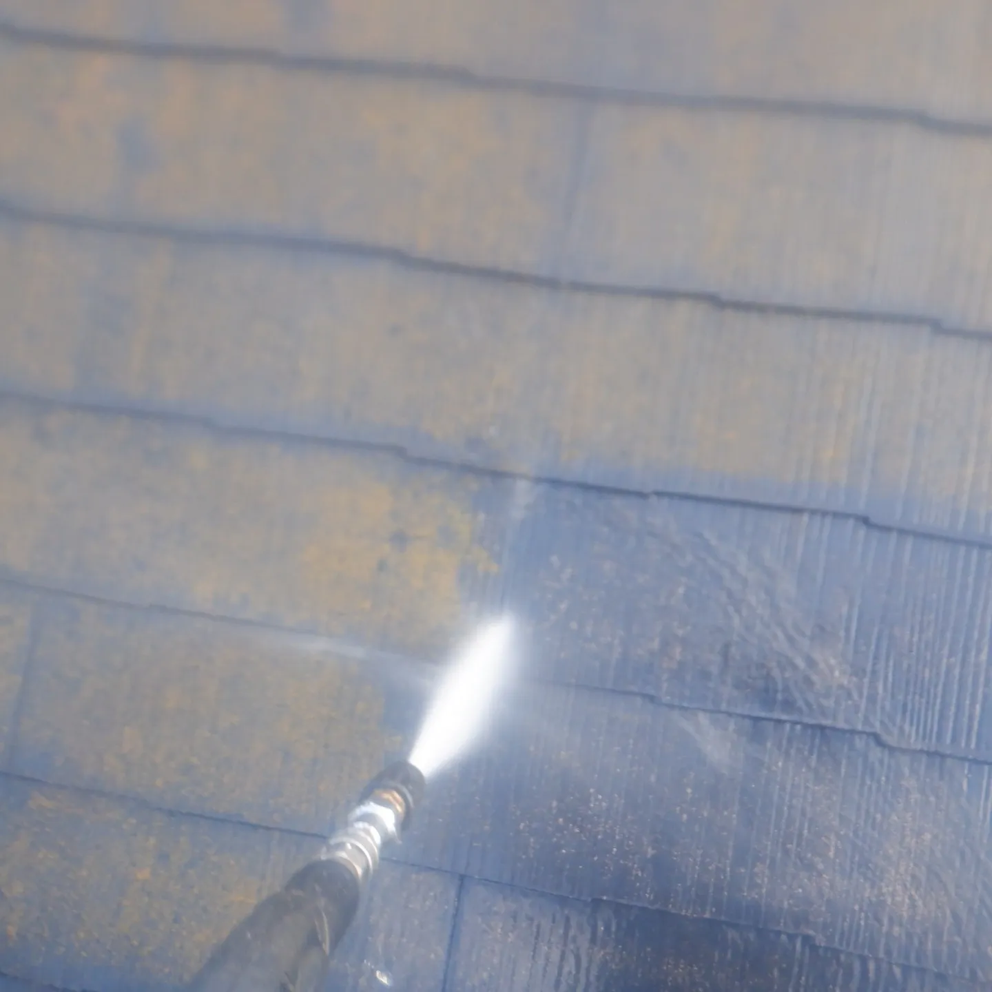 入間市扇台で、お客様のお家の屋根の塗装作業をしました!初めに...