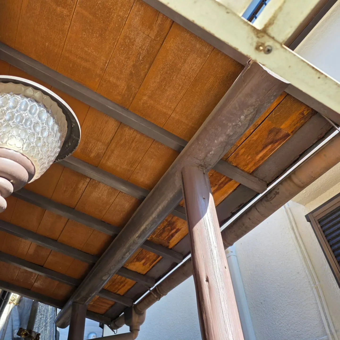 本日は、入間市東町にあるお宅の玄関和天井の補修作業をご紹介い...